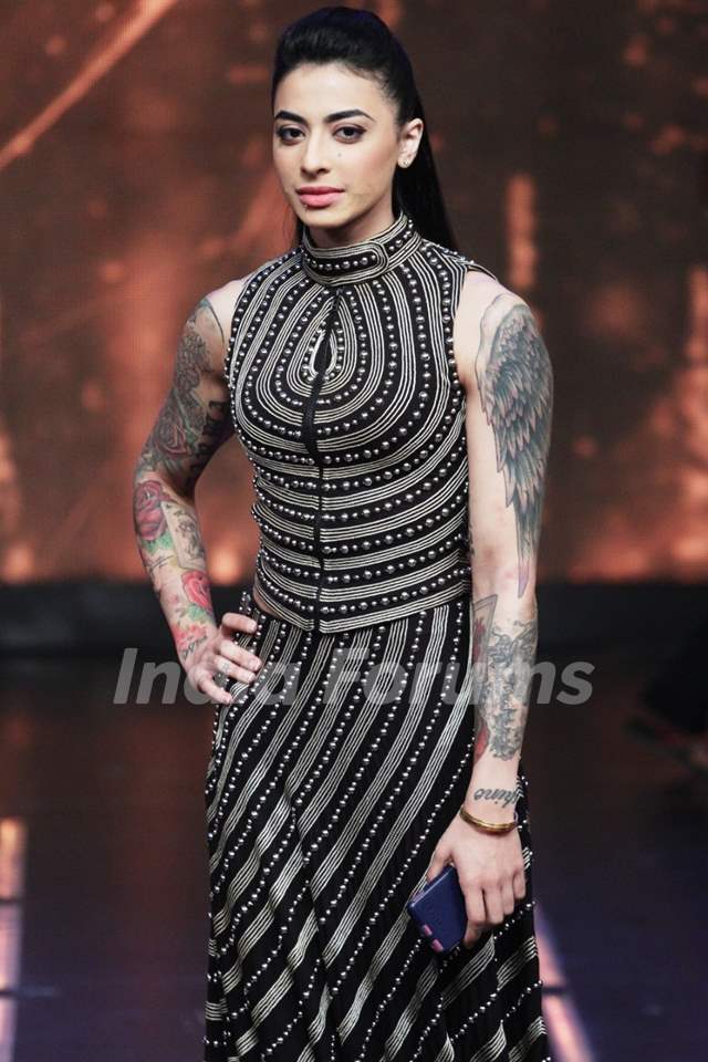 Bani J - who want sniff those after her gym session : r/ActressArmpitFans