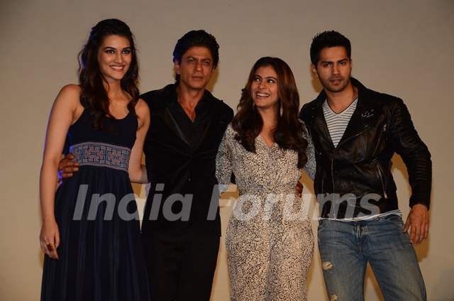 Shahrukh Khan, Kajol, Varun Dhawan and Kriti Sanon unveil Dilwale bracelet  - Bollywood Garam