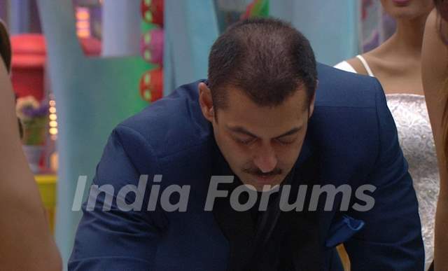 Salman Khan in Bigg Boss House for his Birthday Celebration with Contestants