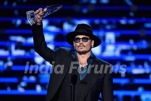 Johnny Depp wins Favourite Movie Dramatic Actor at the People's Choice Award 2016