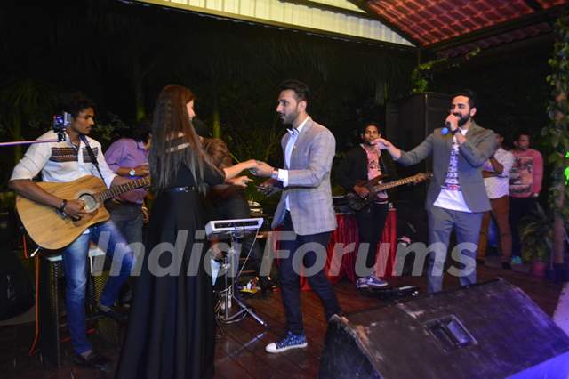 Ali Merchant and Anam and Dances While Ayushmann Khurrana sings for the Couple at a Cocktail Party