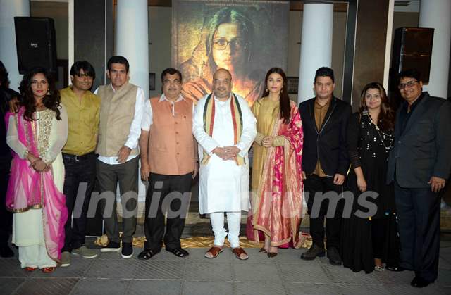 Cast of Sarabjit with BJP Pres Amit Shah & Minister Nitin Gadkari at Poster Launch of 'Sarabjit'