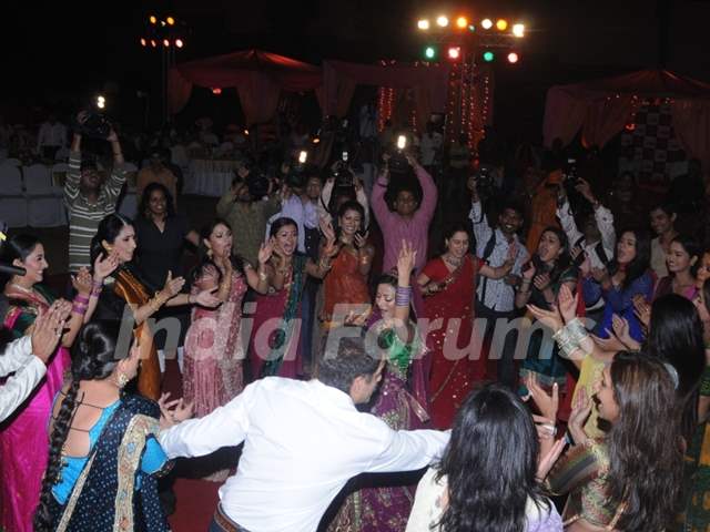Star Pariwar artist playing Garba and Alisha Khan dancing in the center