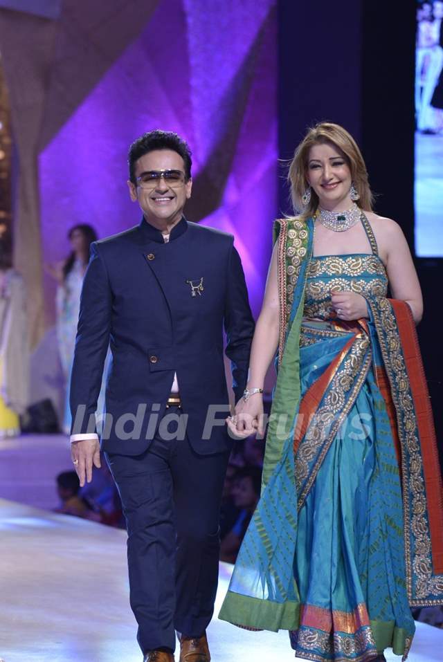 Adnan Sami Khan With Wife Roya Faryabi On Ramp Cpaa Fevicol Show Photo