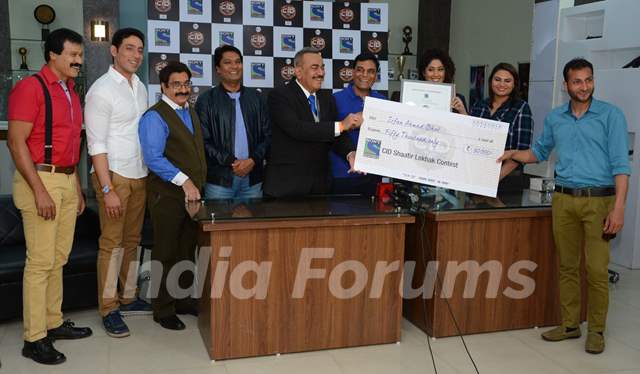 CID team Felicitates the Winners of the 'Shaatir Lekhak' Contest