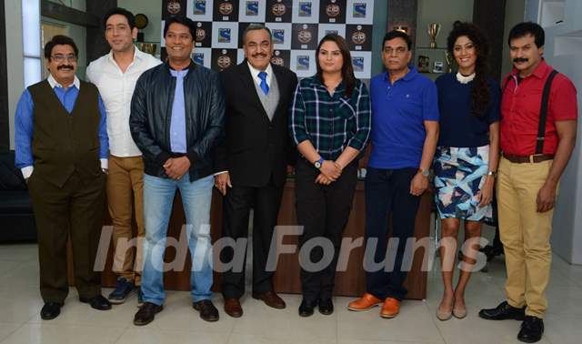 CID team posing with the Winners of 'Shaatir Lekhak' Contest