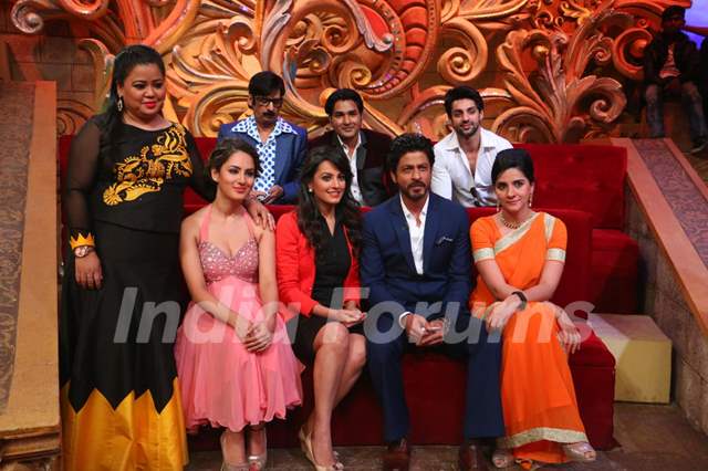 Shah Rukh Khan with 'Comedy Nights Bachao' Team during Promotions of 'Fan'