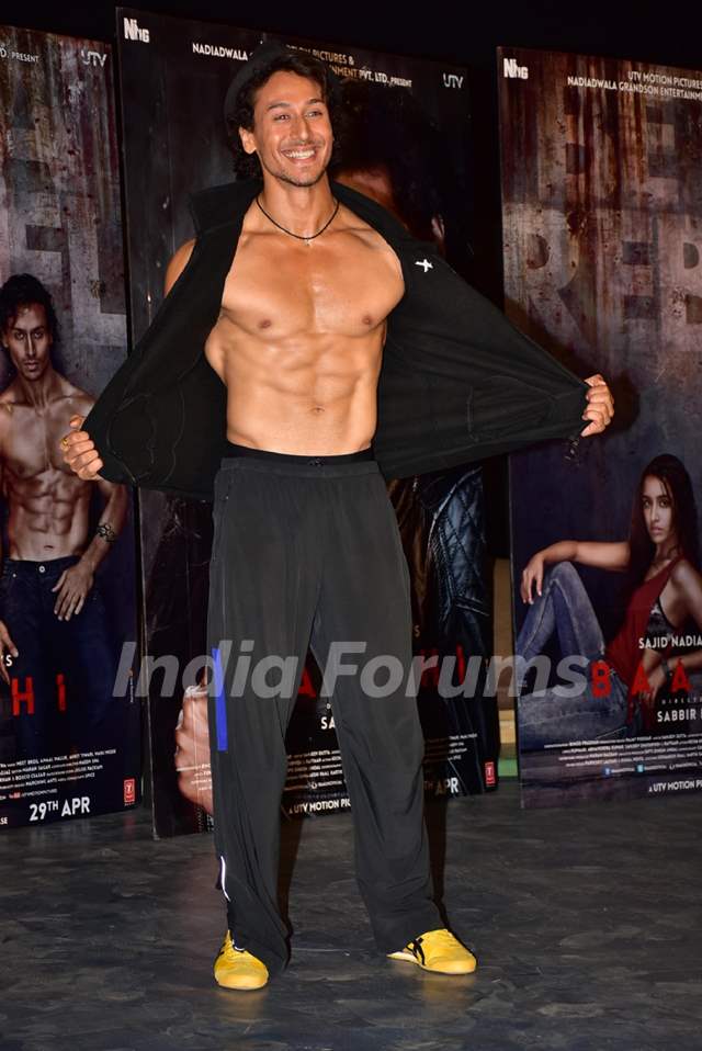 Tiger Shroff Shows off his ABS at Promotional event of Baaghi