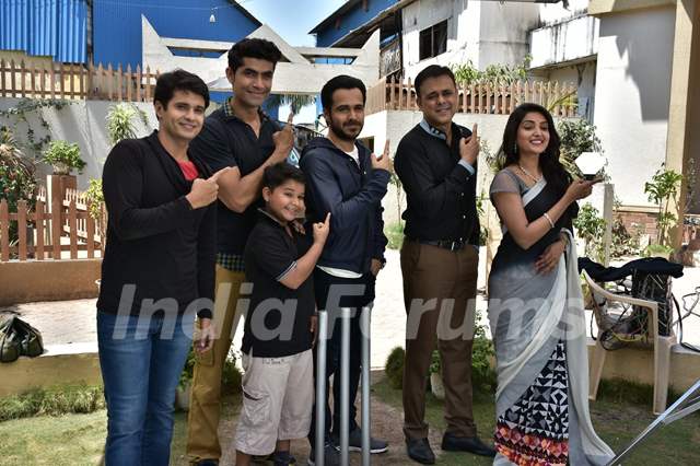 Emraan Hashmi Poses with 'Badi Door Se Aaye Hai' Team during Promotion of Azhar on the Show