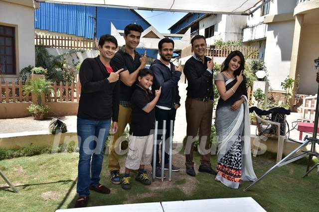 Emraan Hashmi Poses with 'Badi Door Se Aaye Hai' Team during Promotion of Azhar on the Show