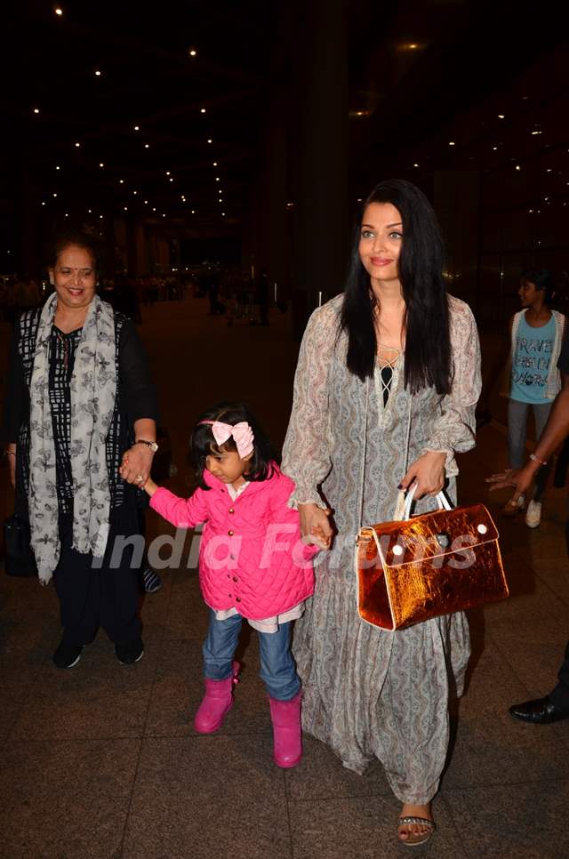 Aishwarya Rai Bachchan with Aaradhya Bachchan  Snapped at Airport