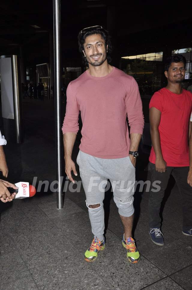 Airport Scenes: Vidyut Jamwal!