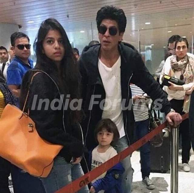 Shah Rukh Khan with Suhana Khan & AbRam Khan at Airport