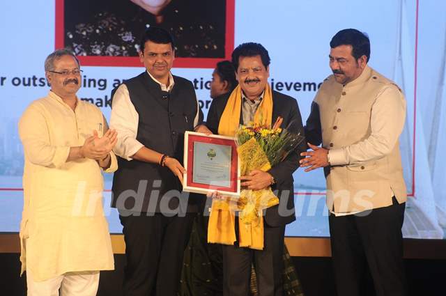 Maha CM Devendra Fadnavis with Singer Udit Narayan at Swabhimaan Mumbaikar Event