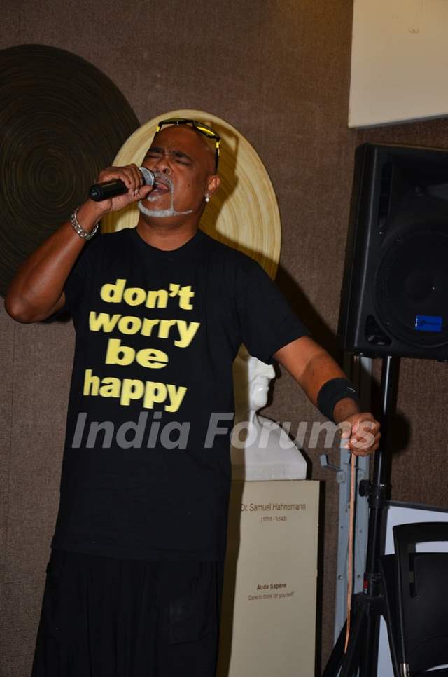 Vinod Kambli Sings at Launch of 'Wellness Centre'