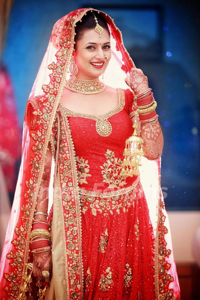 Laal Dupatta! Divyanka Tripathi looks pretty in red at her Wedding ceremony!