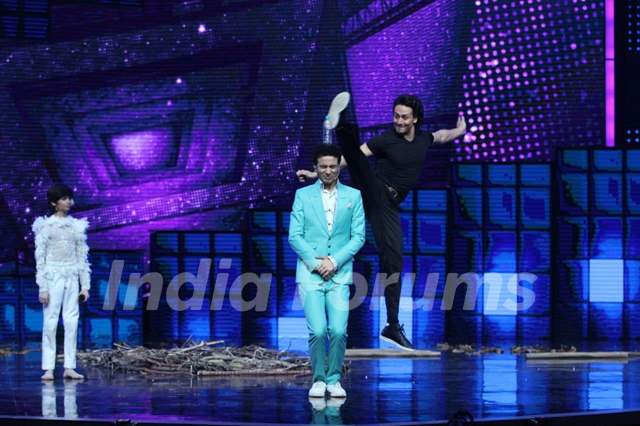 Raghav Juyal and Tiger Shroff Promotes 'A Flying Jatt' on Dance +