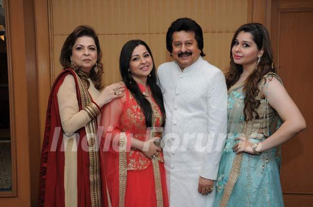 Pankaj Udhas with wife Farida Udhas and daughter Nayaab and Rewa Udhas at Khazana Ghazal Festival