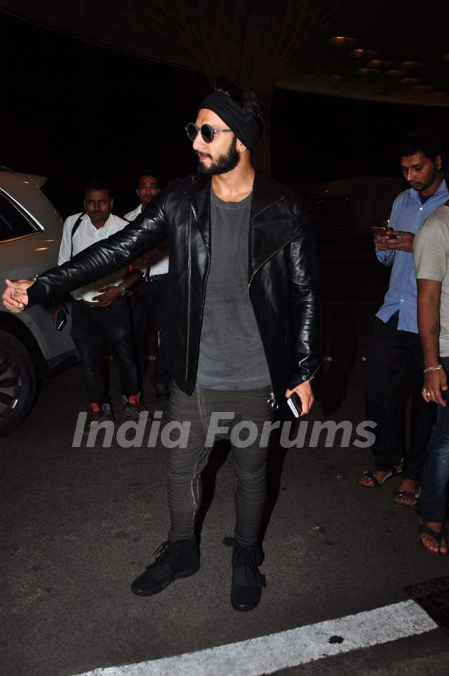 Ranveer Singh makes a bold fashion statement at airport – ThePrint – ANIFeed