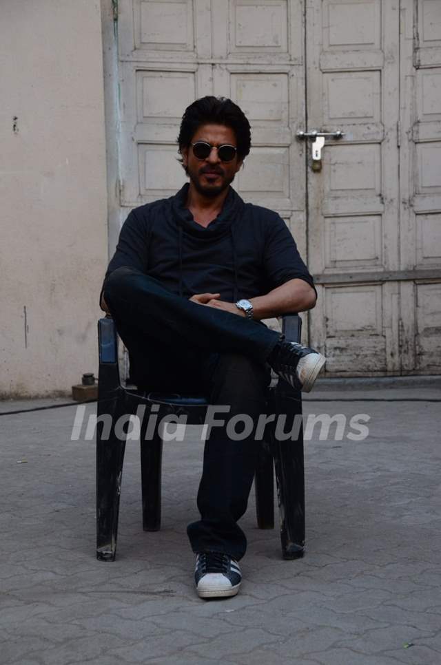 Fans react as Shah Rukh Khan greets admirers outside Mannat on Eid for  first time in two years