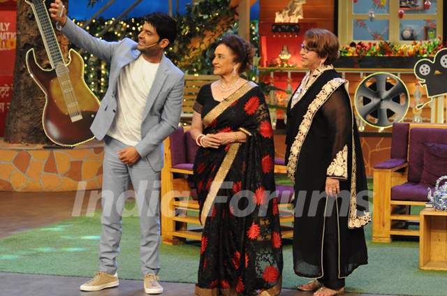 Kapil Sharma takes a selfie with Asha Parekh and Helen on the sets of 'The Kapil Sharma Show'