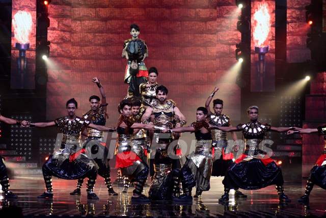Divyanka Tripathi & Vivek Dahiya perform with 'V Company' on the sets of Nach Baliye 8