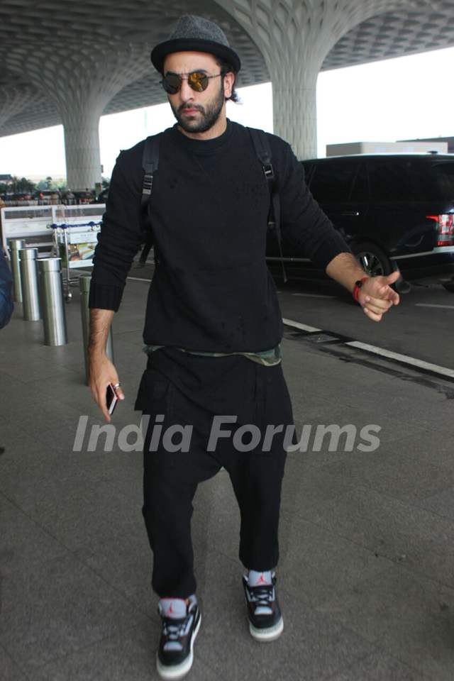 Ranbir Kapoor in an all black airport look, the HOT DAD!! Deets