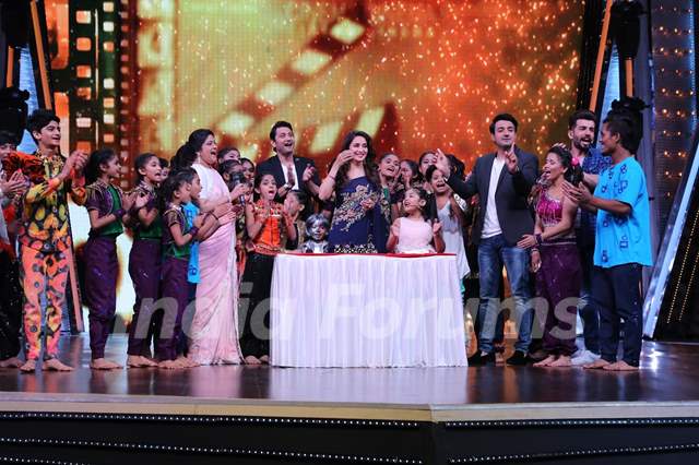 Pre- birthday celebrations for Madhuri Dixit on the sets of DID Li’l Masters!