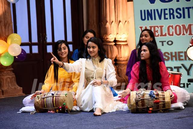 Naina (Ashi Singh), Preeti (Ayesha Kaduskar), Swati, Kamya enjoying fresher’s party in college.