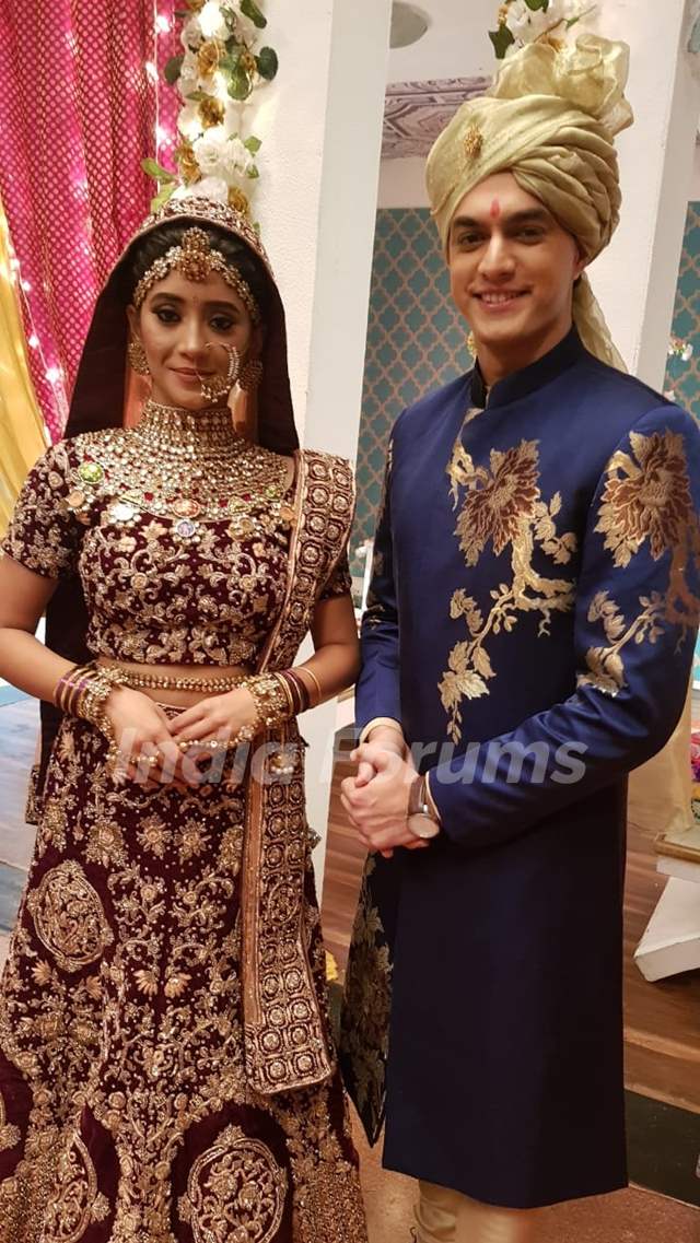 Kartik and Naira in Mansi and Anmol wedding pictures from Yeh Rishta