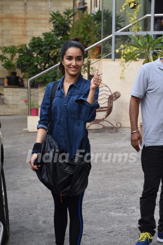 Mumbai Police's Umang 2020: Shraddha Kapoor looks ethereal in green as she  poses with Varun Dhawan; Arjun Kapoor- Ananya Panday cut out a pretty  picture