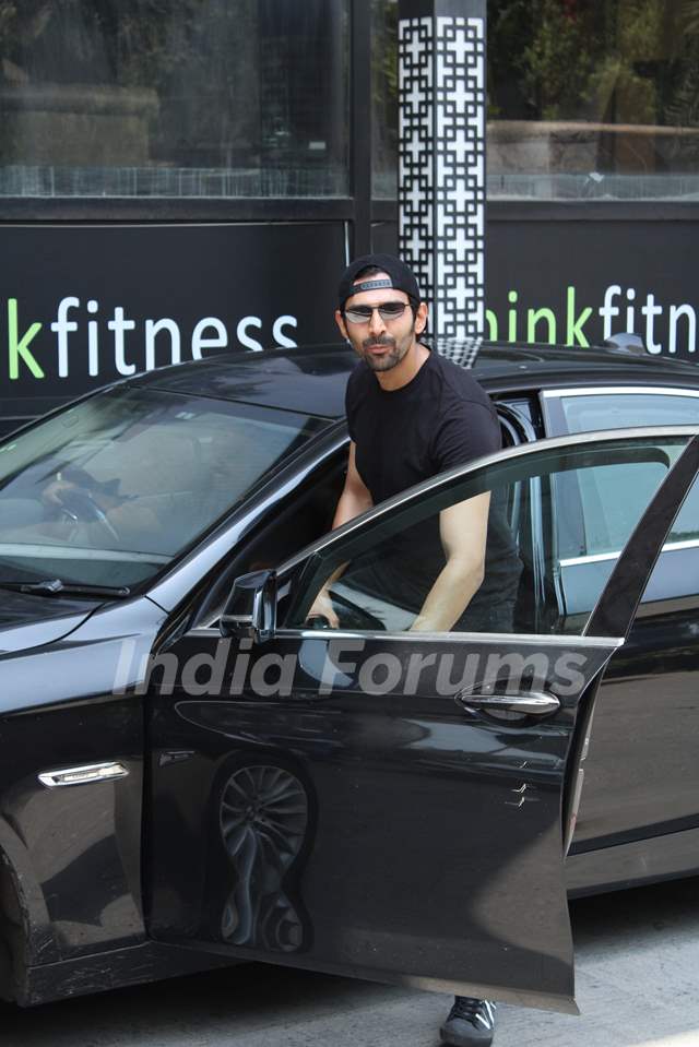 Kartik Aaryan snapped outside his gym