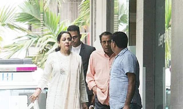 Dharmendra and Hema Malini arrive at the hospital