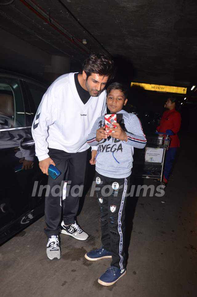 Kartik Aaryan spotted around the town with a fan!