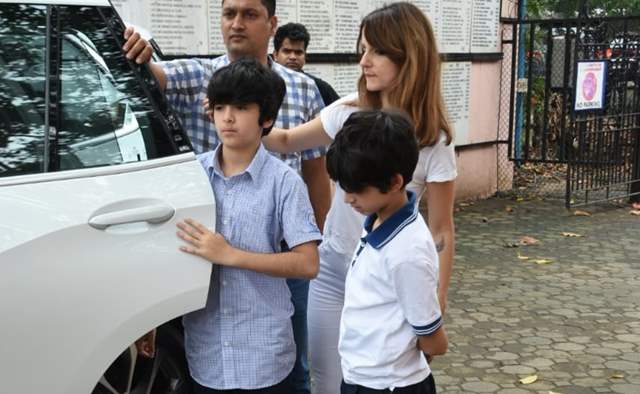 suzanne khan with sons at j om prakash funeral