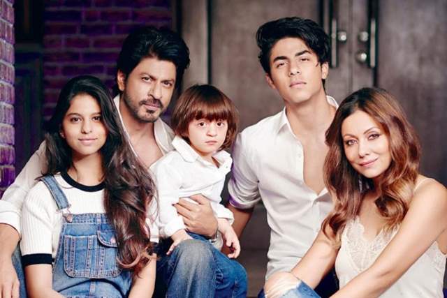 shah rukh  khan gauri khan with kids