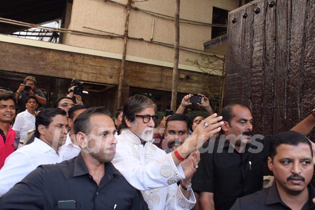 Amitabh Bachchan greets his fans on the occasion of his birthday!