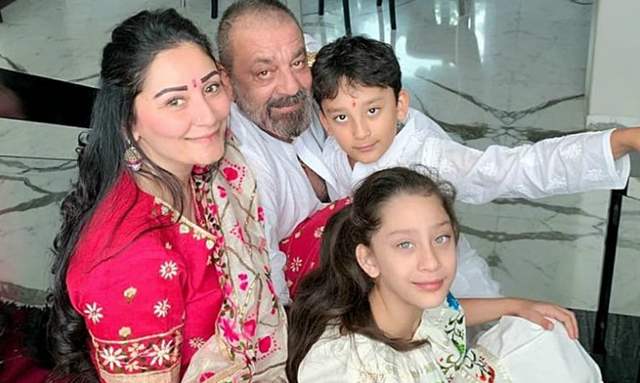 sanjay dutt with his family