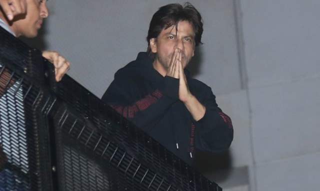 shah rukh khan greets his fans at midnight