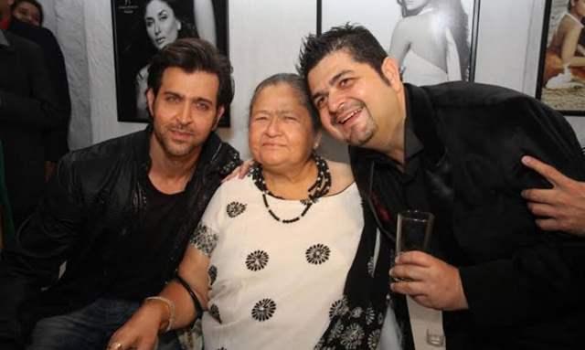 Hrithik Roshan poses with Dabboo Ratnani and his mother Prabha Ratnani