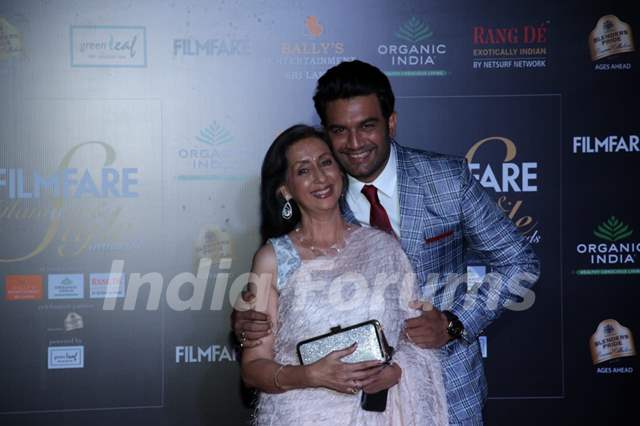 Sharad Kelkar and Neena Kulkarni papped at the Red Carpet of Filmfare Glamour and Style Awards 2019