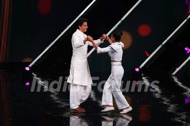 Shahrukh Khan grooves to ‘Tujh Mein Rabb Dikhta Hai’