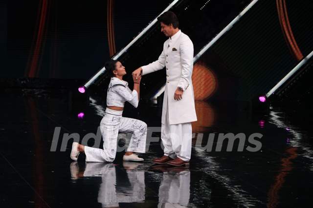 Shahrukh Khan grooves to ‘Tujh Mein Rabb Dikhta Hai’