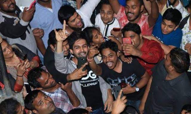 kartik aaryan mobbed 