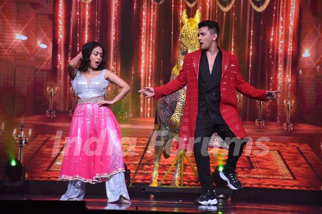 Adi and Neha dance performance on Indian idol 11