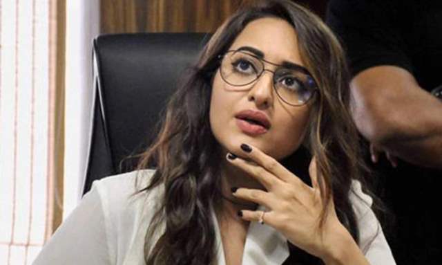Sonakshi’s sunday Selfie Triggers Ramayan Controversy