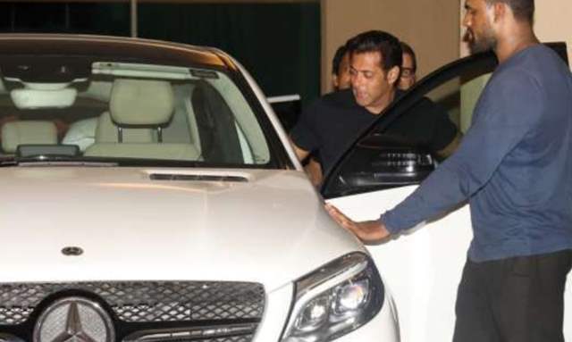 Salman Khan Visits Galaxy Apartment after 60 Days to Meet Parents; Returns Back to Panvel Farmhouse