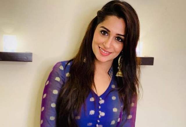 Dipika Kakar shares a photo on social media as she injures herself