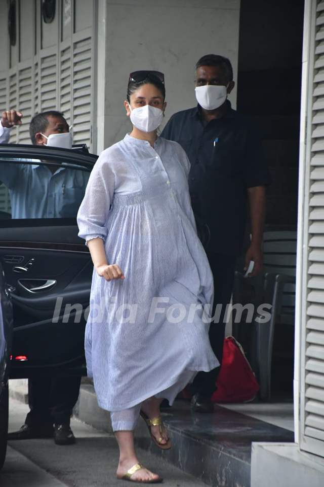 Kareena Kapoor Khan and Saif Ali Khan spotted arriving for check up!