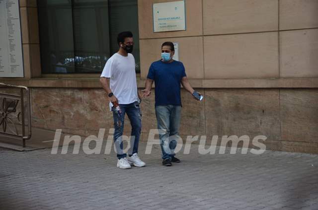 Aamir Ali, Dharmesh snapped at Ambani hospital